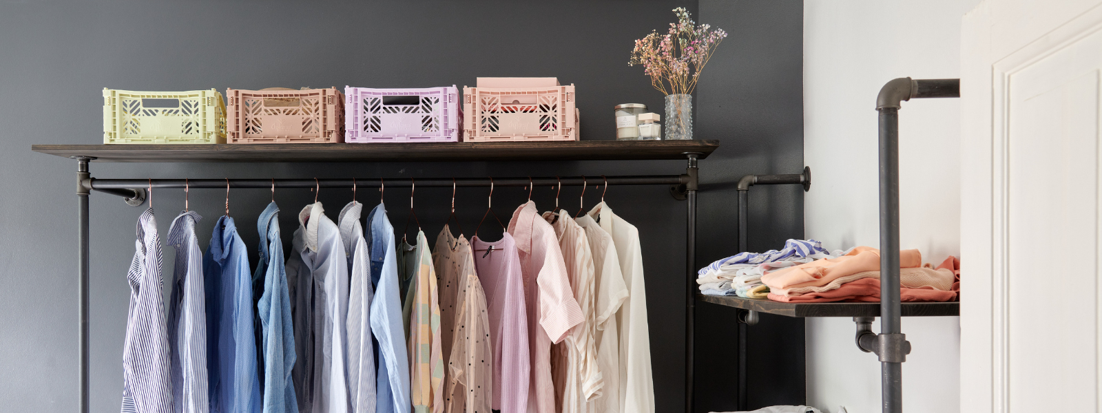 Kleiderschrank mit Stangen + Regalen